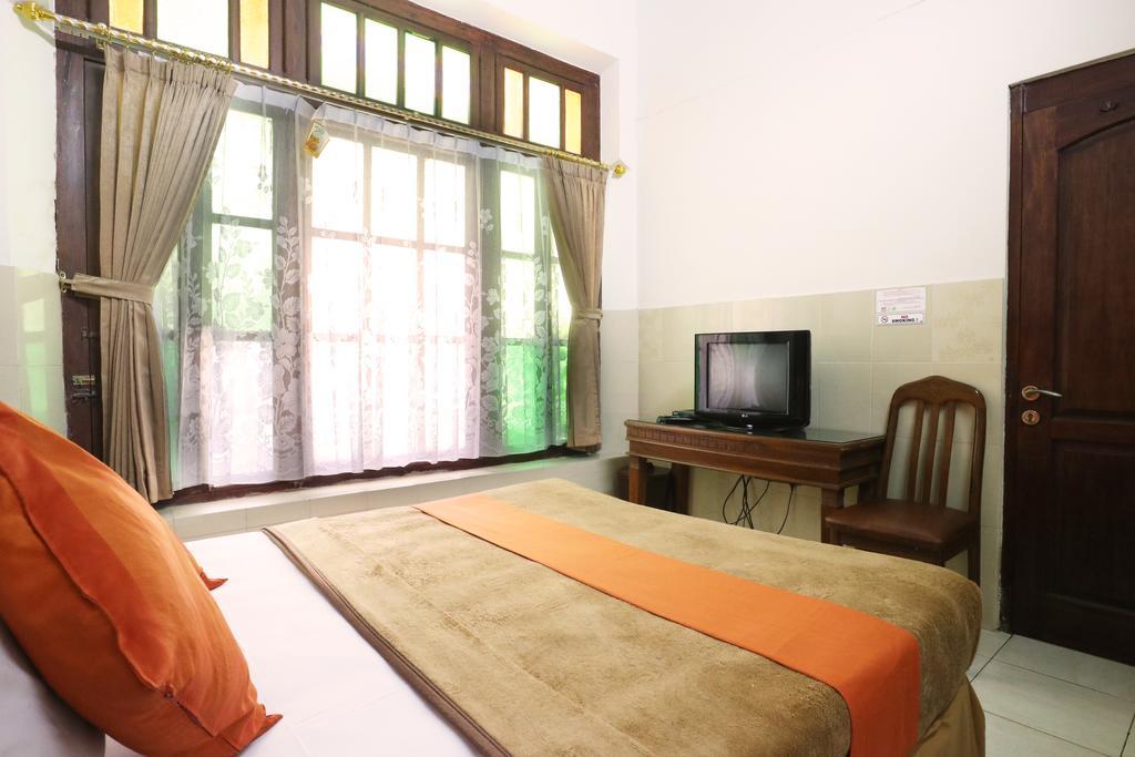 Hotel Keluarga Djagalan Raya Сурабая Экстерьер фото