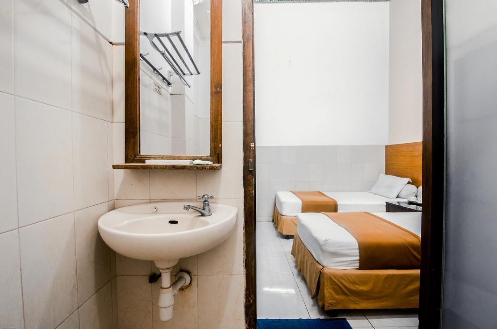 Hotel Keluarga Djagalan Raya Сурабая Экстерьер фото