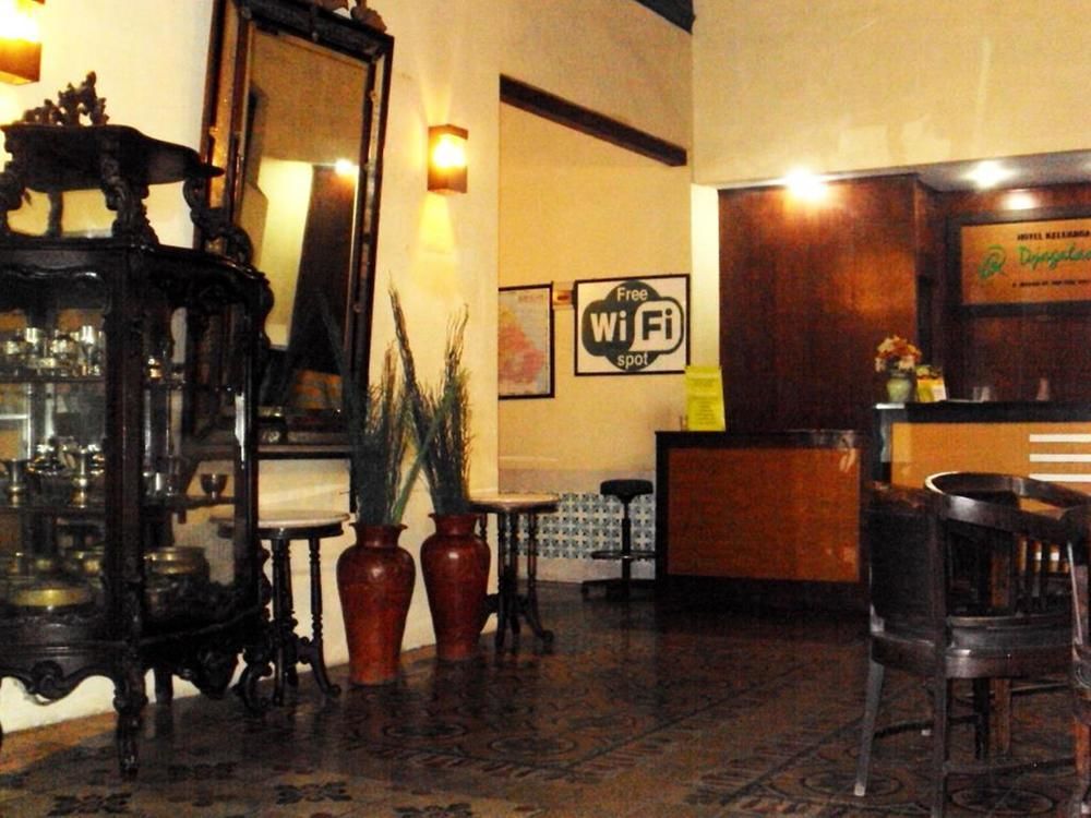 Hotel Keluarga Djagalan Raya Сурабая Экстерьер фото