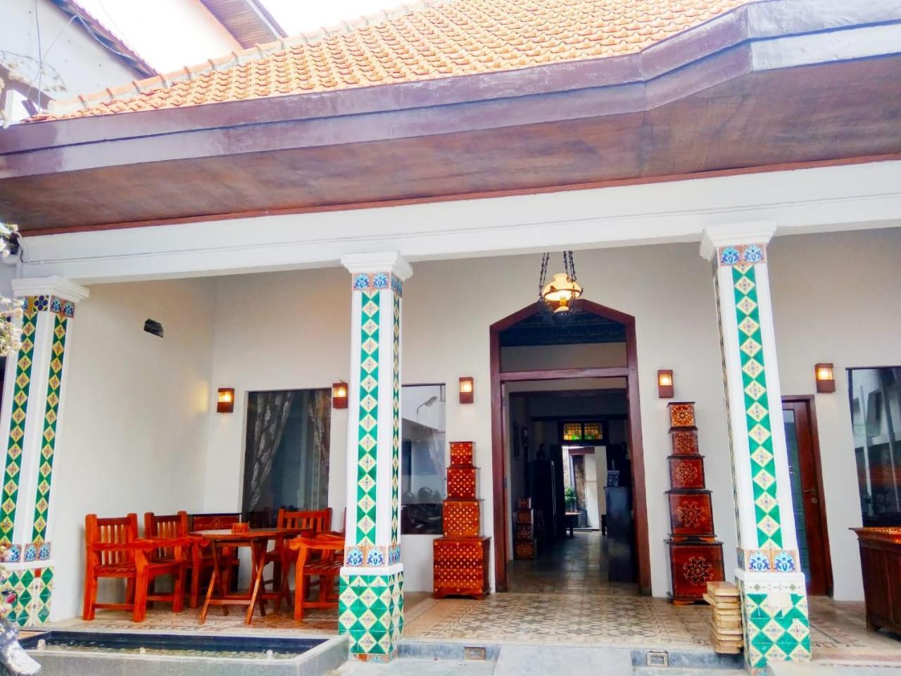Hotel Keluarga Djagalan Raya Сурабая Экстерьер фото